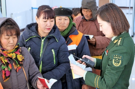 边境满都拉口岸,内蒙古自治区公安边防总队包头边防检查站的执勤官兵